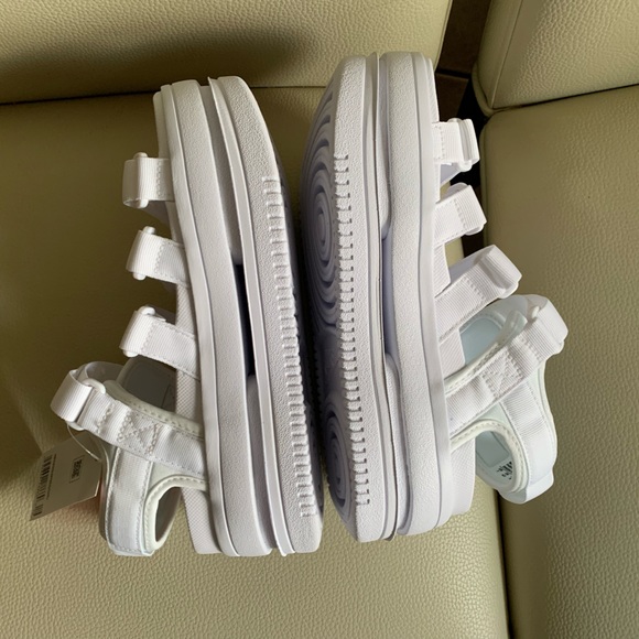 NWOB (WMNS) Nike Icon Classic
Sports White Sandals DH0223-100 - Picture 13 of 16